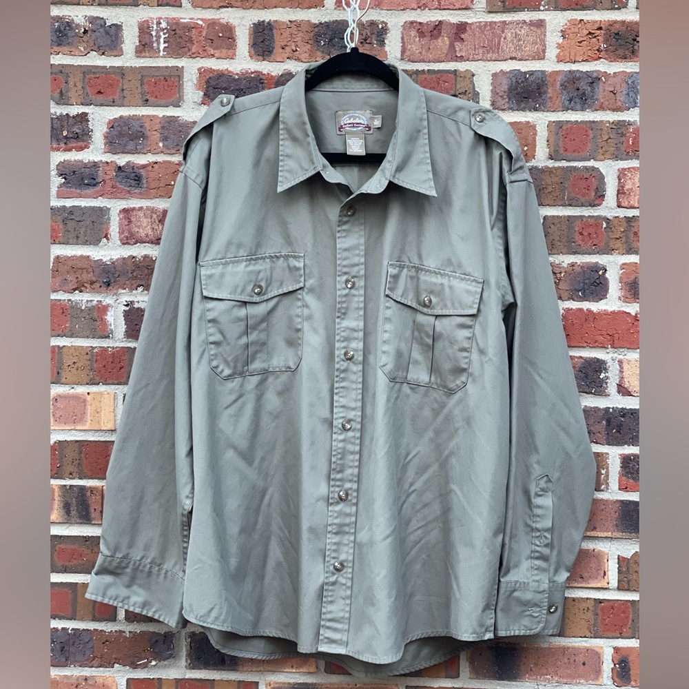 Cabela’s Safari Series Men’s XL safari green shirt.
